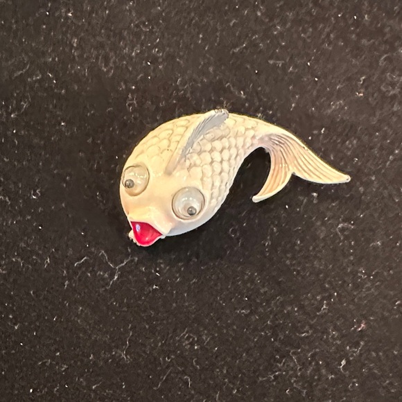 JJ Jonette Jewelry - Charming Fish-Shaped pin Silver and Red